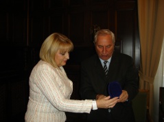 1 November 2011 National Assembly Speaker Prof. Dr Slavica Djukic-Dejanovic receives the plaque from the Association of Descendants of Serbian Warriors 1912 – 1920 